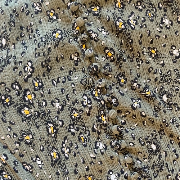 WHBM hunter olive green button down balloons, sleeve blouse. Floral ditzy print. - Picture 5 of 9